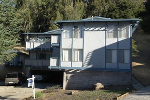 8033 Greenridge Dr in Oakland, CA - Building Photo
