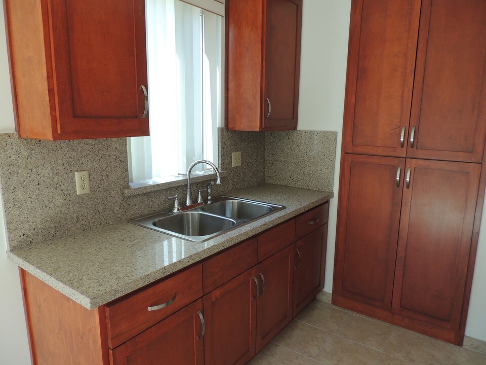 321 Gladys Ave in Long Beach, CA - Building Photo