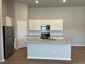 121 Nespral Dr in San Antonio, TX - Building Photo - Building Photo