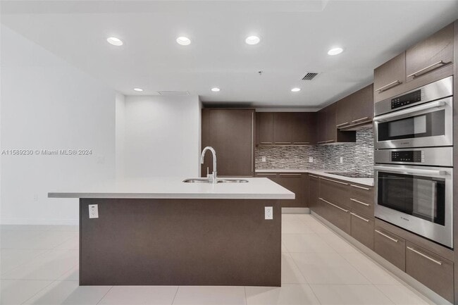 7875 NW 107th Ave, Unit 805 in Doral, FL - Building Photo - Building Photo