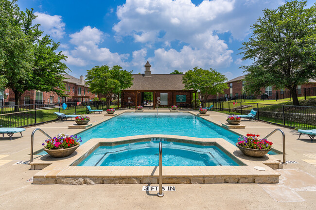 Oaks Estates of Coppell in Coppell, TX - Foto de edificio - Building Photo