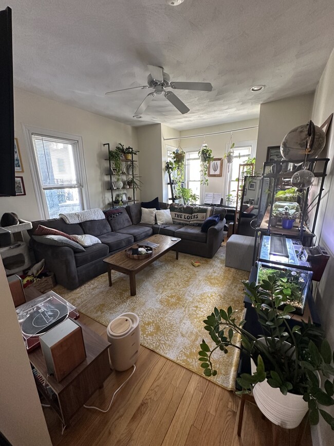 14 Homer Sq, Unit 1T in Somerville, MA - Building Photo - Building Photo