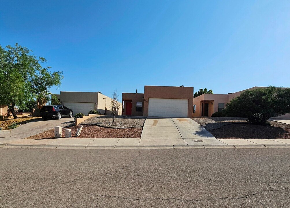 2547 Las Alturas Ct in Alamogordo, NM - Building Photo