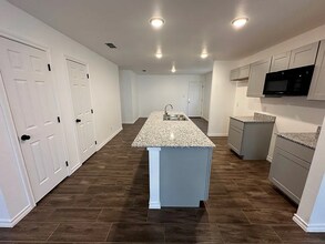 3504 S County Road 1307 1/2 in Odessa, TX - Foto de edificio - Building Photo