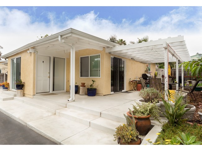 243 E Glaucus St in Encinitas, CA - Building Photo - Primary Photo