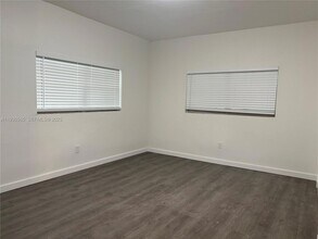 15240 NE 8th Ave in Miami, FL - Foto de edificio - Building Photo