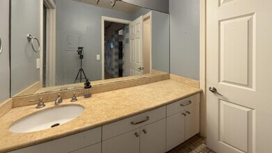 1154 S Barrington Ave, Unit 53 in Los Angeles, CA - Foto de edificio - Building Photo