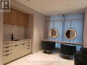 327 King St W in Toronto, ON - Building Photo - Building Photo