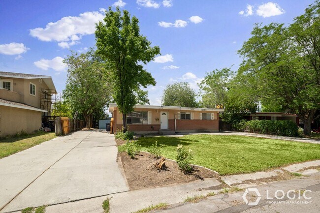 9326 S Sneddon Dr in Sandy, UT - Building Photo - Building Photo