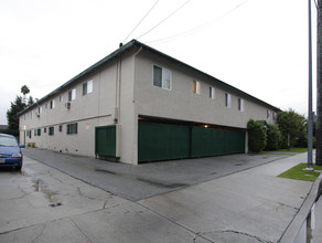 12931 Oxnard St in Van Nuys, CA - Foto de edificio - Building Photo