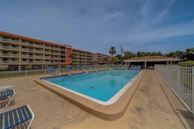 9510 Harbor Greens Way, Unit 407 in Seminole, FL - Building Photo - Building Photo