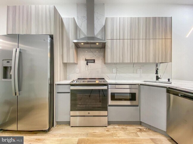 1537 N 33rd St in Philadelphia, PA - Foto de edificio - Building Photo