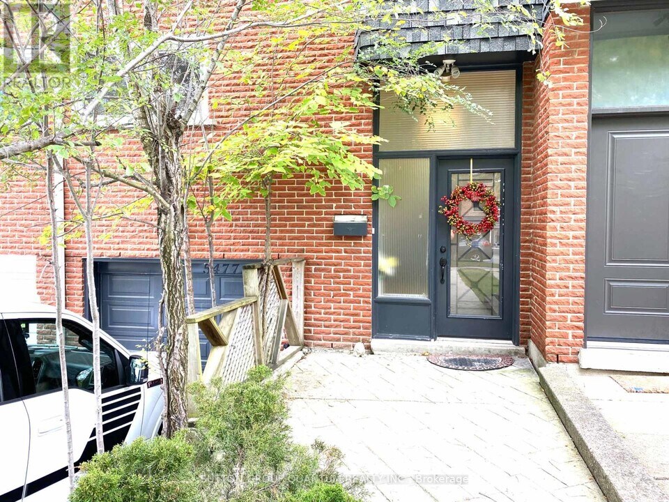 5477 Schueller Crescent in Burlington, ON - Building Photo