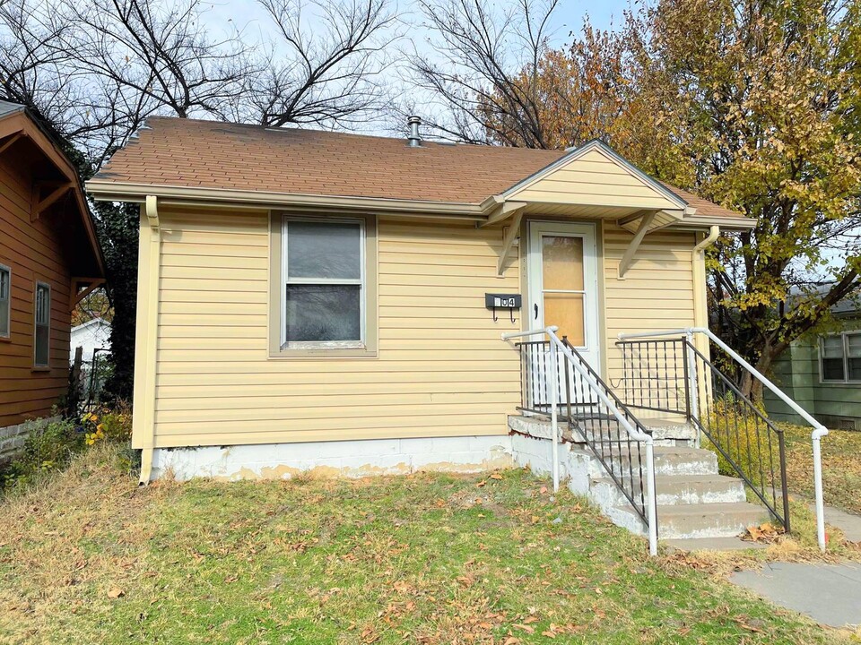 704 W 6th Ave in Hutchinson, KS - Building Photo