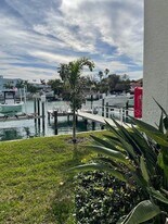 323 Madeira Cir in St. Petersburg, FL - Building Photo