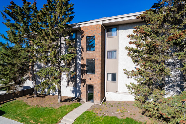 Riverview Estates in Calgary, AB - Building Photo - Building Photo