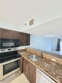 241 Riviera Cir in Weston, FL - Foto de edificio - Building Photo