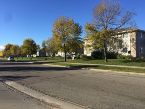 Meadowbrook Apartments in Sioux Falls, SD - Building Photo - Building Photo