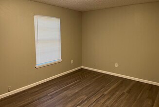 MB Country Meadow Apartments in Hubbard, TX - Foto de edificio - Building Photo