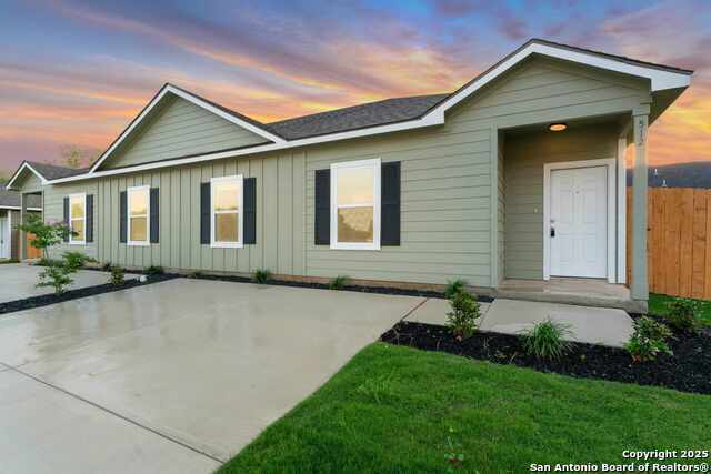 608 Hudson St in Seguin, TX - Building Photo