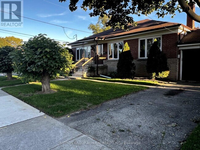 95 Almore Ave in Toronto, ON - Building Photo - Building Photo