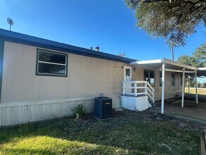 536 Sabine St in Wallis, TX - Building Photo - Building Photo