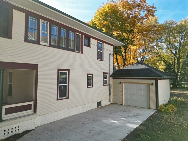 623 S 4th St in Watseka, IL - Building Photo - Building Photo