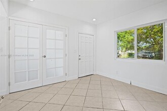 2444 Plunkett St in Hollywood, FL - Foto de edificio - Building Photo