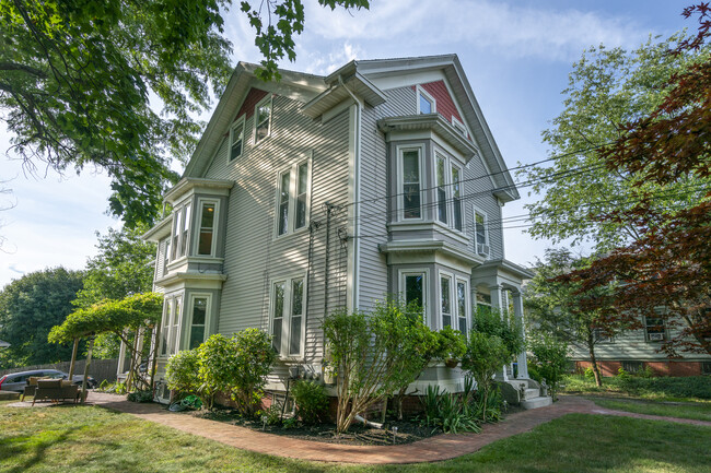 590 River Ave, Unit 2 in Providence, RI - Foto de edificio - Building Photo