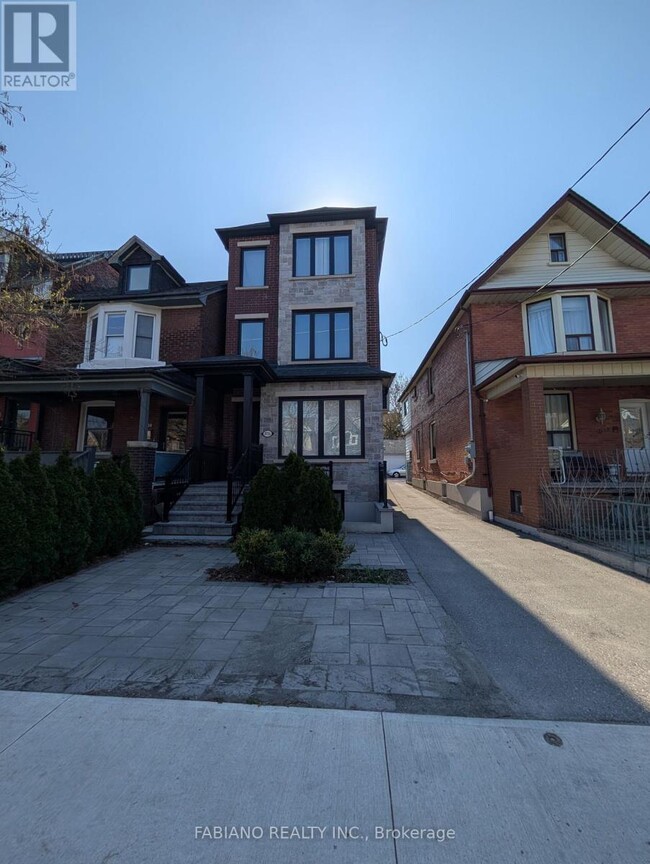 1036 Dovercourt Rd