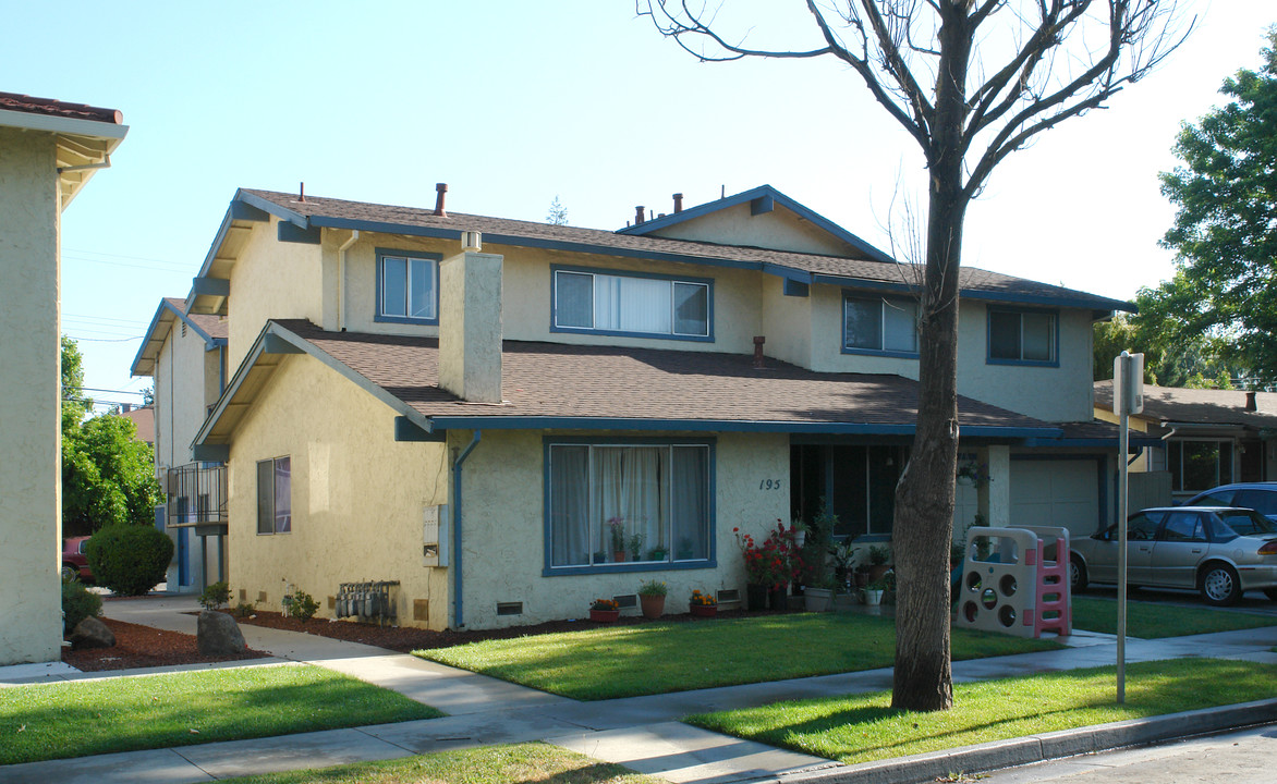 195 Bendorf Ave in San Jose, CA - Building Photo