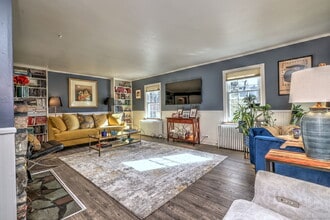 115 W Avon Rd in Farmington, CT - Building Photo - Building Photo