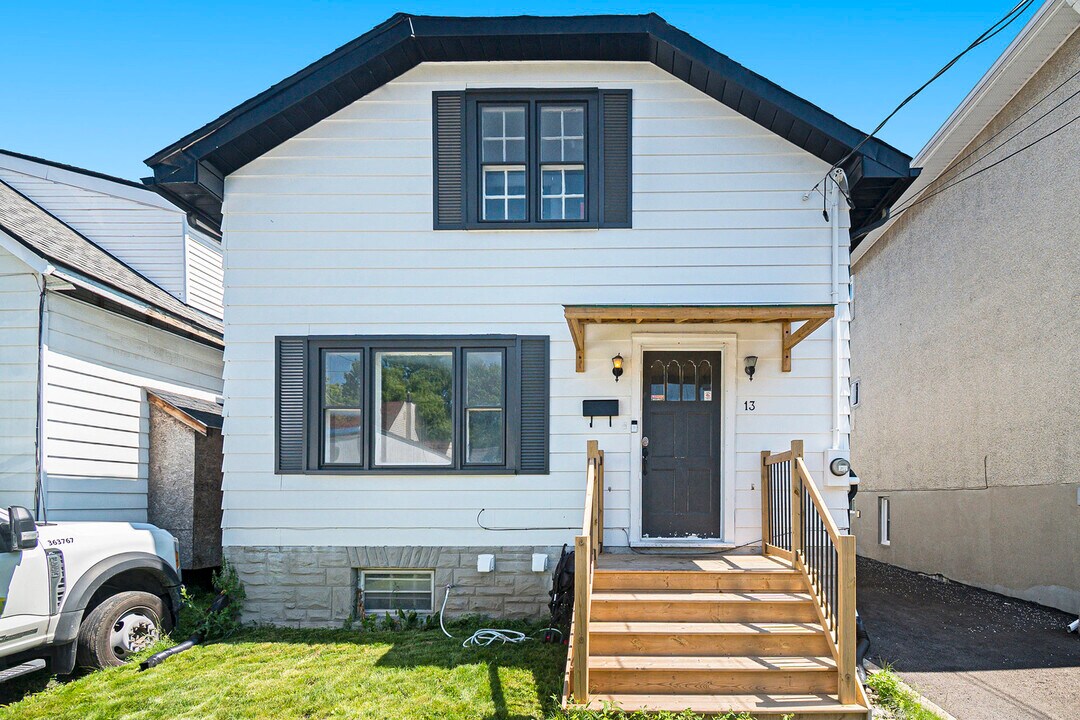 13 Pinehurst Av in Ottawa, ON - Building Photo