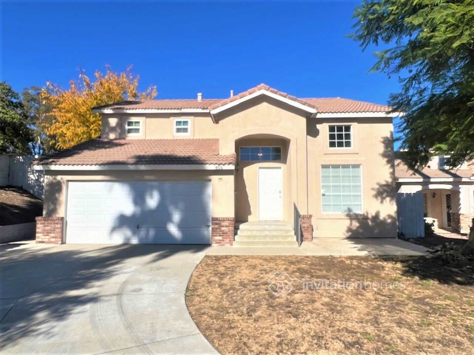 806 Napa St in Lake Elsinore, CA - Foto de edificio