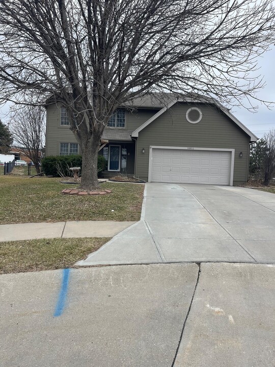 10011 S 100th Cir in La Vista, NE - Building Photo