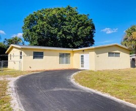 12217 Hillman Dr in Palm Beach Gardens, FL - Foto de edificio - Building Photo