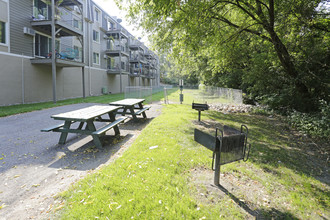 Terra Pointe Apartments in St. Paul, MN - Foto de edificio - Building Photo