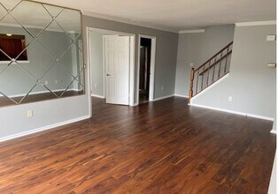 321 Steeplechase Ct, Unit 321 in Woodbury, NJ - Foto de edificio - Building Photo