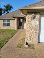 AUGUST 2026 PRE-LEASE!!  Adorable 4 Bedroom 2 Bathroom Home in College Station, TX - Building Photo
