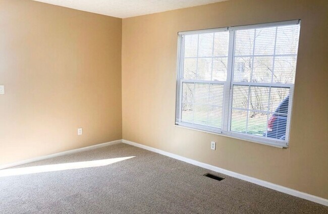 5570 Maple Canyon Ave in Columbus, OH - Building Photo - Building Photo