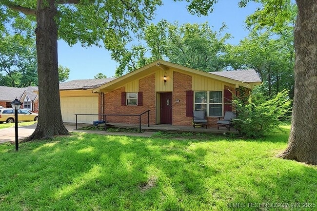 513 N Village Pl in Broken Arrow, OK - Building Photo - Building Photo