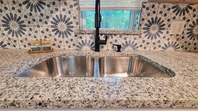 1970 W Sherman St in Paris, TX - Building Photo - Building Photo