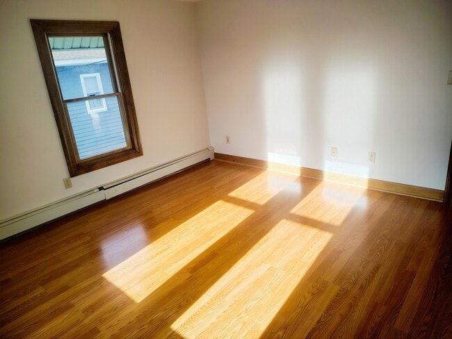 40 Beaver Brook Rd, Unit #3 in Danbury, CT - Foto de edificio - Building Photo