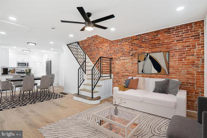 921 S Alden St in Philadelphia, PA - Building Photo