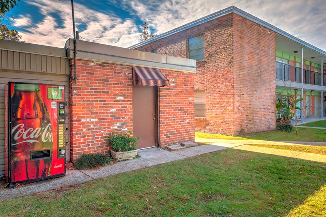Country Club Apartments