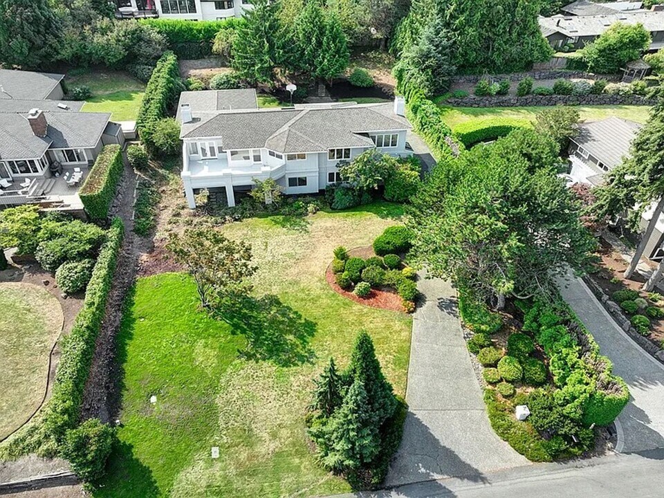 9025 NE 26th St in Clyde Hill, WA - Building Photo