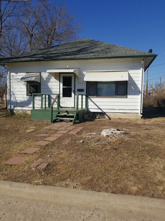 513 N Hickory St in Hoisington, KS - Building Photo