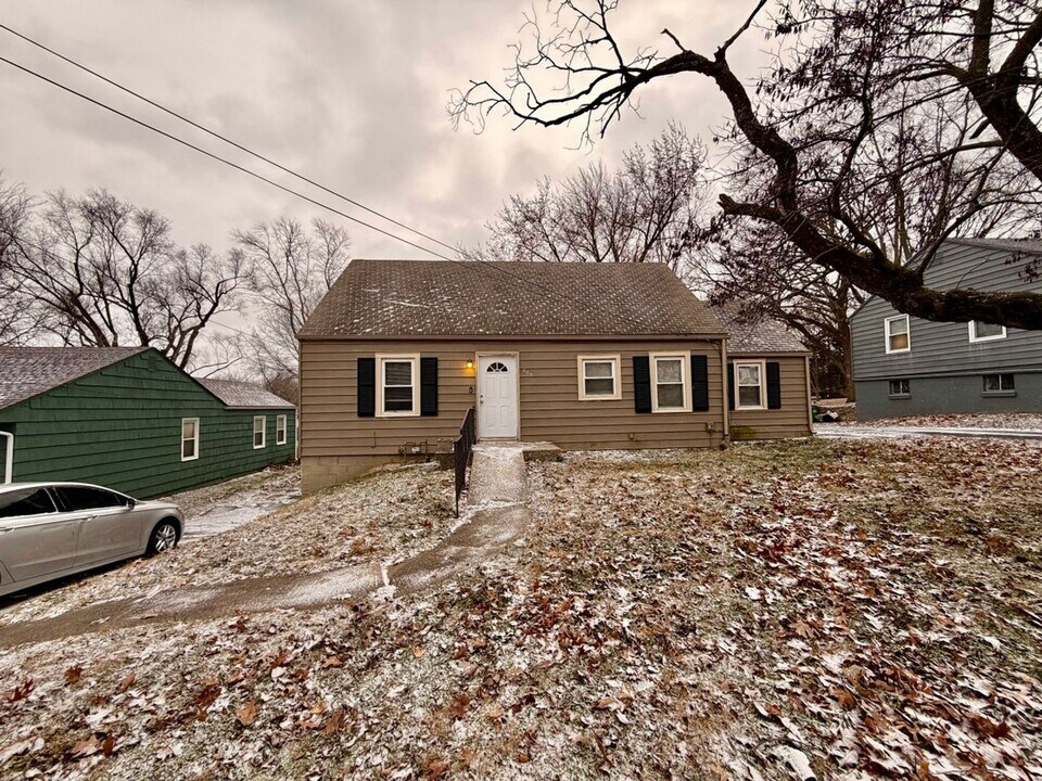 809 NE Maple Dr in Kansas City, MO - Foto de edificio