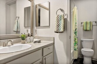 The Enclave at Bear Creek in Euless, TX - Foto de edificio - Building Photo