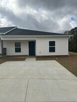 221 Charleston Dr in Enterprise, AL - Building Photo